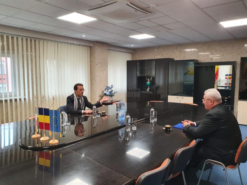 Directorul general al Institutului Francez în România, Julien Chiappone-Luchessi, la discuții cu primarul Sucevei, Ion Lungu