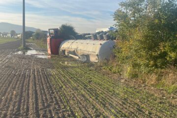 O cisternă încărcată cu vin s-a răsturnat după impactul cu un tractor