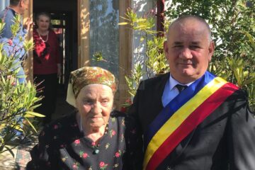 Catrina Loghin, sărbătorită la împlinirea a 100 de ani de primarul din Adâncata, Viorel Cucu