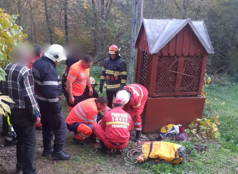 Femeie salvată de pompieri dintr-o fântână