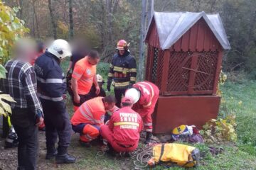 Femeie salvată de pompieri dintr-o fântână