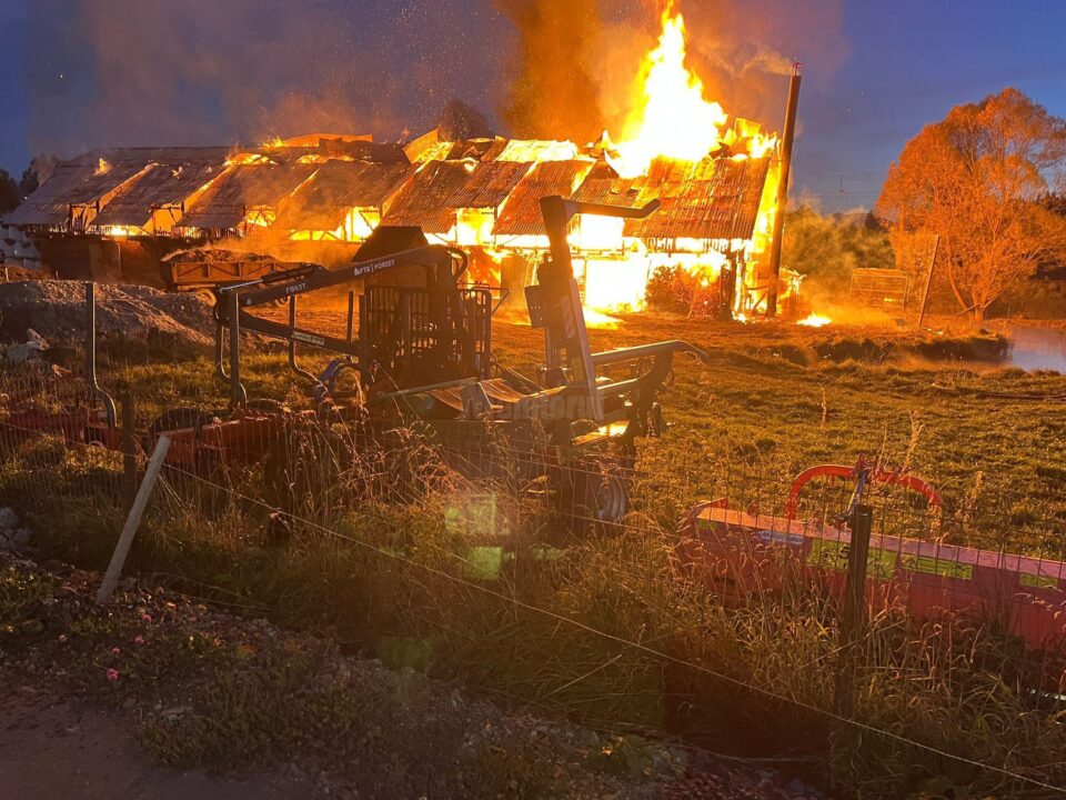 Mobilizare importantă de forțe pentru stingerea unui incendiu izbucnit la un adăpost de animale