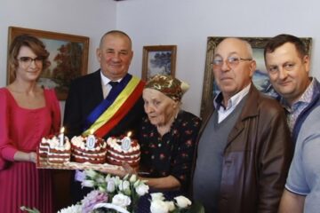 Catrina Loghin, sărbătorită la împlinirea a 100 de ani de primarul din Adâncata, Viorel Cucu