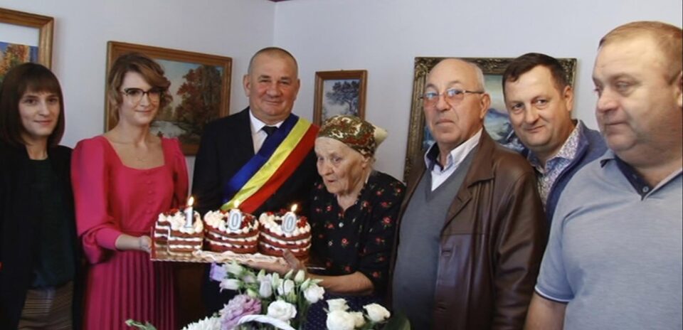 Catrina Loghin, sărbătorită la împlinirea a 100 de ani de primarul din Adâncata, Viorel Cucu Catrina Loghin, sărbătorită la împlinirea a 100 de ani de primarul din Adâncata, Viorel Cucu