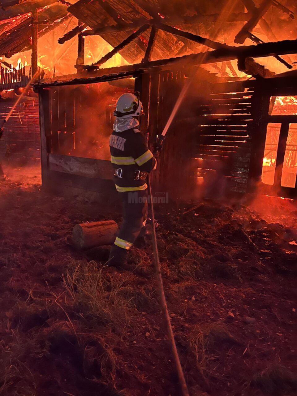 Mobilizare importantă de forțe pentru stingerea unui incendiu izbucnit la un adăpost de animale