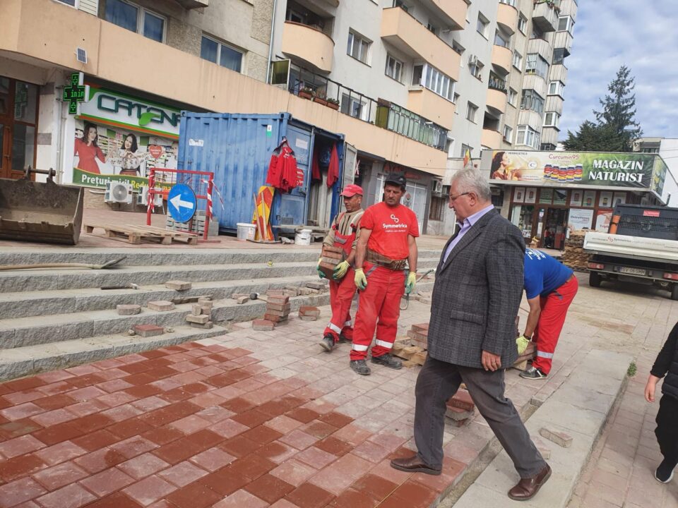 Lucrările de refacere a treptelor și esplanadei blocului Bebelușul, din zona Catedralei de pe Mărășești, se apropie de finalizare