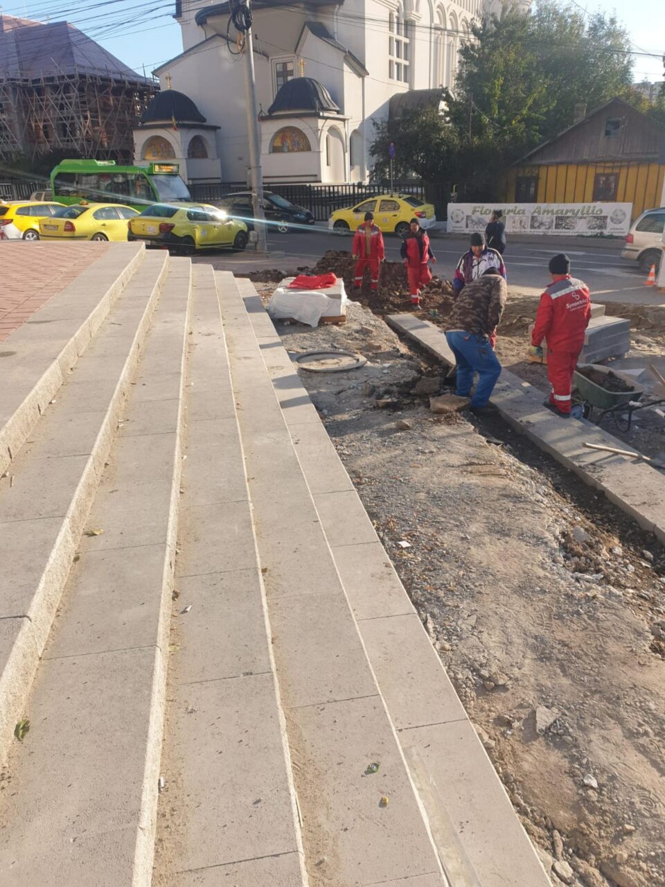 Lucrările de refacere a treptelor și esplanadei blocului Bebelușul, din zona Catedralei de pe Mărășești, se apropie de finalizare