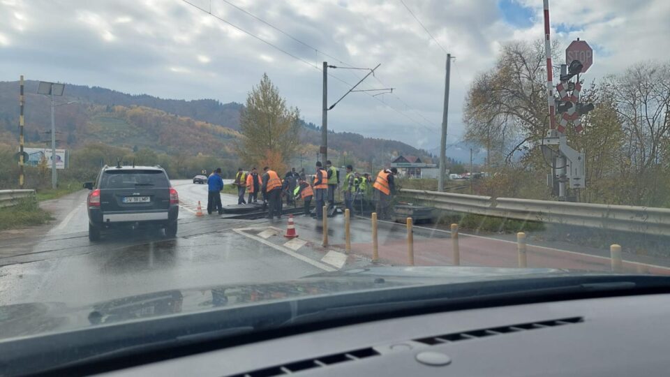Lucrările la calea ferată au dat peste cap traficul