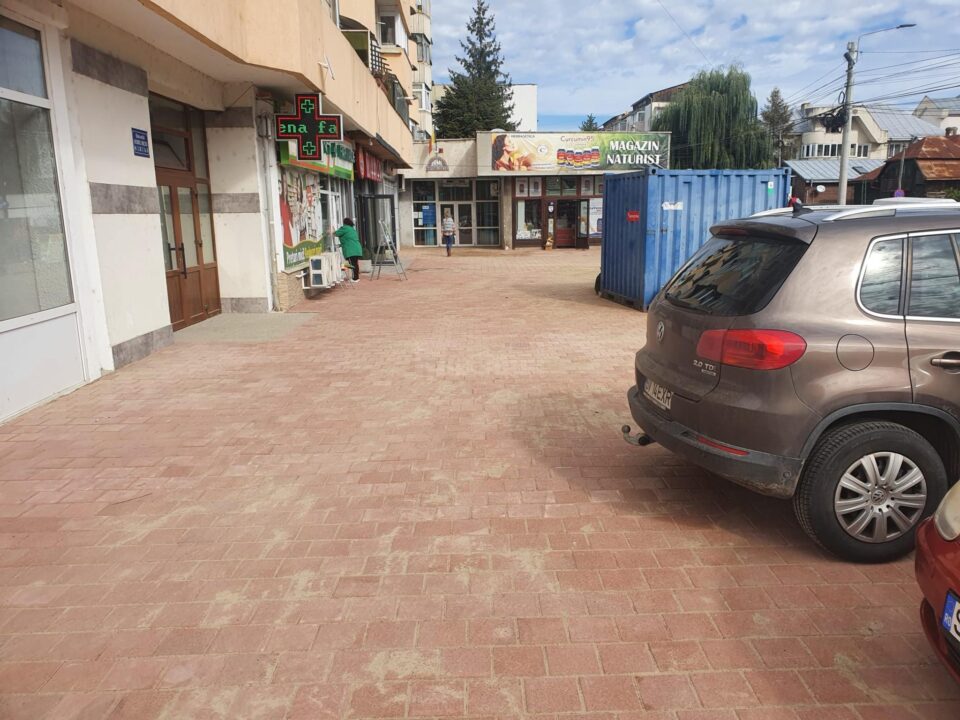 Lucrările de refacere a treptelor și esplanadei blocului Bebelușul, din zona Catedralei de pe Mărășești, se apropie de finalizare