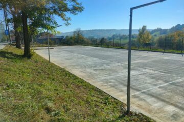 Parcare cu zeci de locuri pentru biserica ortodoxă din Cacica