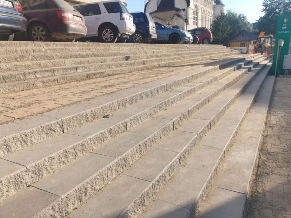 Lucrările de refacere a treptelor și esplanadei blocului Bebelușul, din zona Catedralei de pe Mărășești, se apropie de finalizare