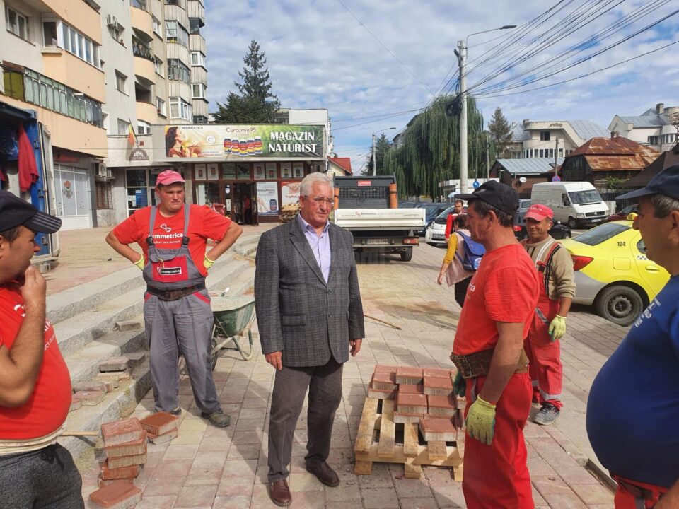 Lucrările de refacere a treptelor și esplanadei blocului Bebelușul, din zona Catedralei de pe Mărășești, se apropie de finalizare