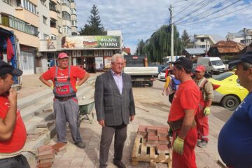 Lucrările de refacere a treptelor și esplanadei blocului Bebelușul, din zona Catedralei de pe Mărășești, se apropie de finalizare