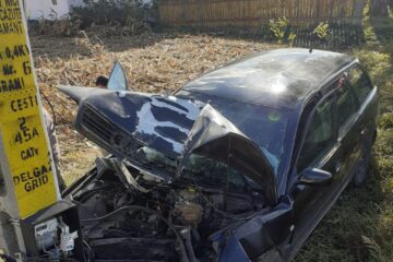 Accident cu doi răniți după ce o mașină a intrat violent într-un stâlp