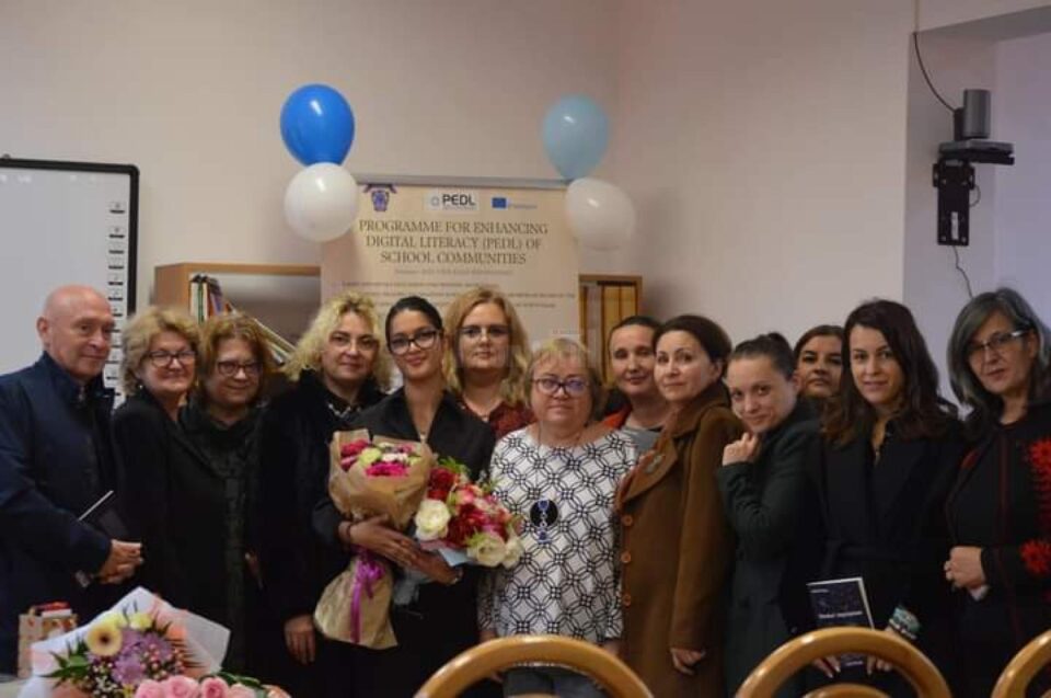 Izabela Popa, elevă la Liceul Tehnologic ,,Iorgu Vârnav Liteanu” Liteni, și-a lansat primul volum de poezie, „Gânduri împrăștiate”, Editura Letras