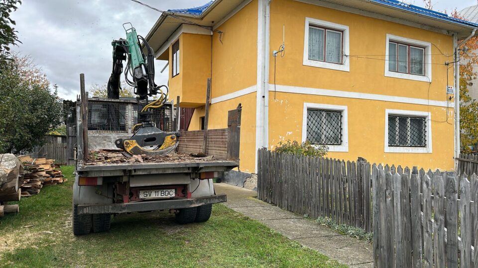 Lemnele descărcate și tăiate în curtea Postului de Poliție Arbore