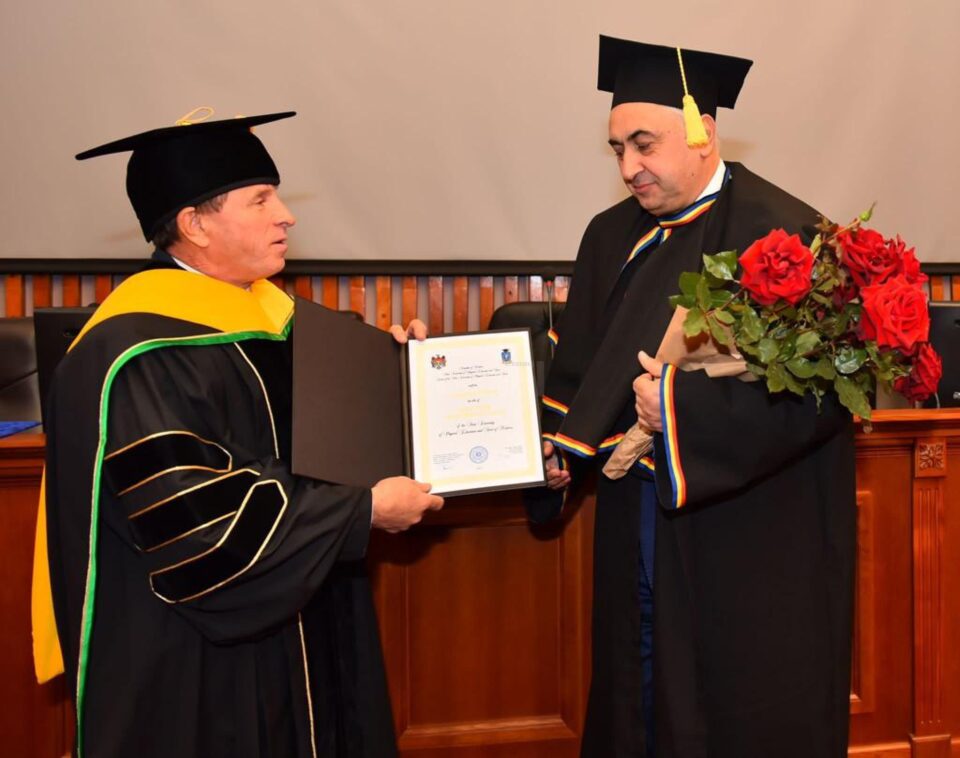 Titlul de Doctor Honoris Causa, acordat rectorului USV, Valentin Popa, de conducerea unei universități din Republica Moldova