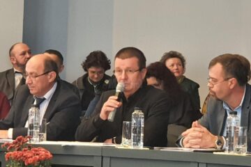 Insp. Grigore Bocanci (centru) prezentând bilanțul anului școlar trecut