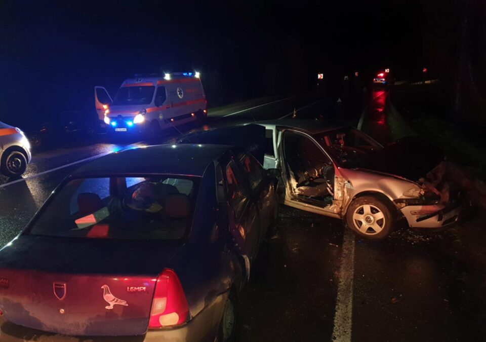 O șoferiță care a derapat pe șoseaua udă a provocat un accident cu trei răniți