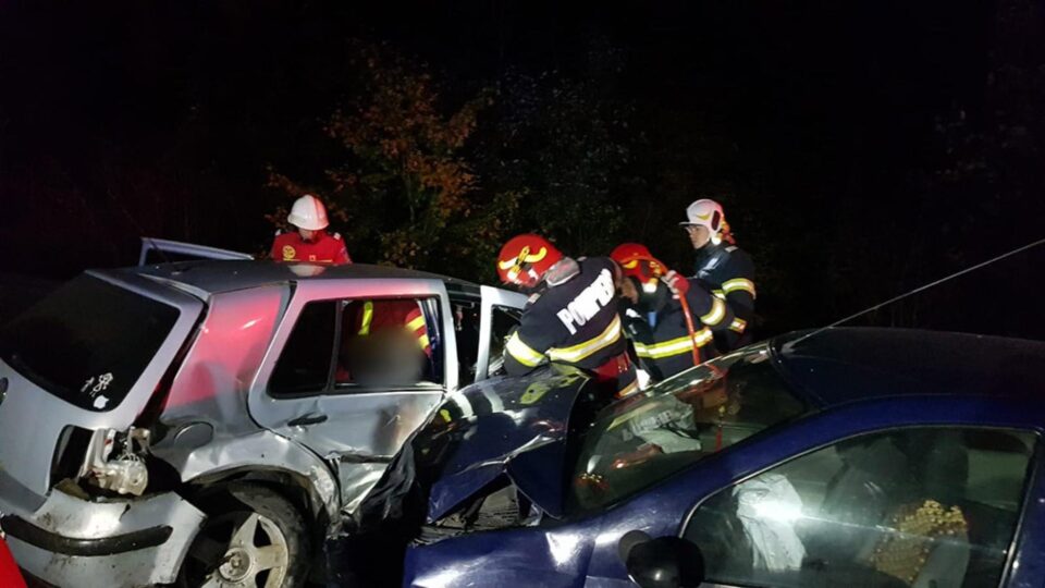 O șoferiță care a derapat pe șoseaua udă a provocat un accident cu trei răniți