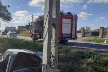 Accident cu doi răniți după ce o mașină a intrat violent într-un stâlp