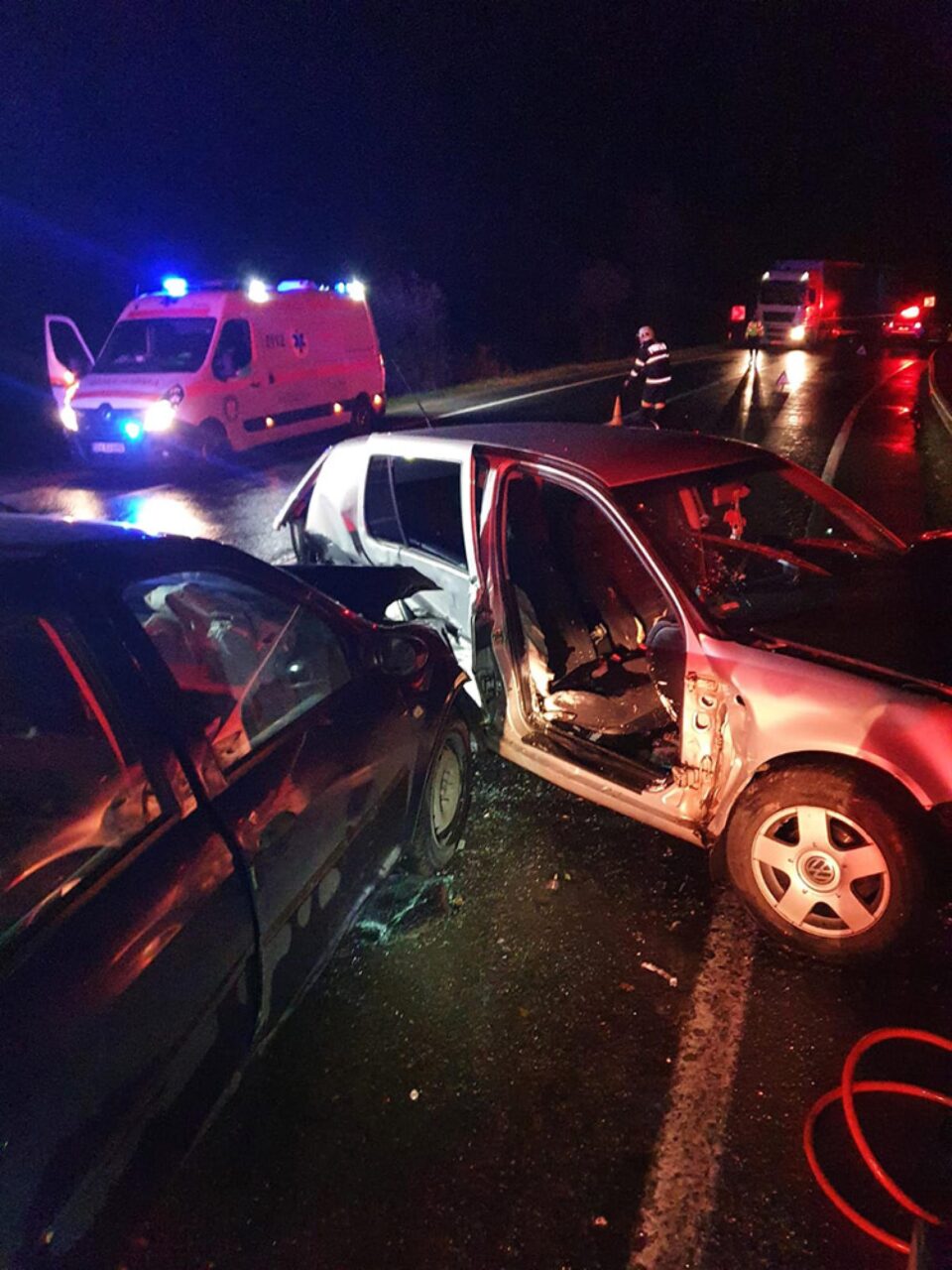 O șoferiță care a derapat pe șoseaua udă a provocat un accident cu trei răniți