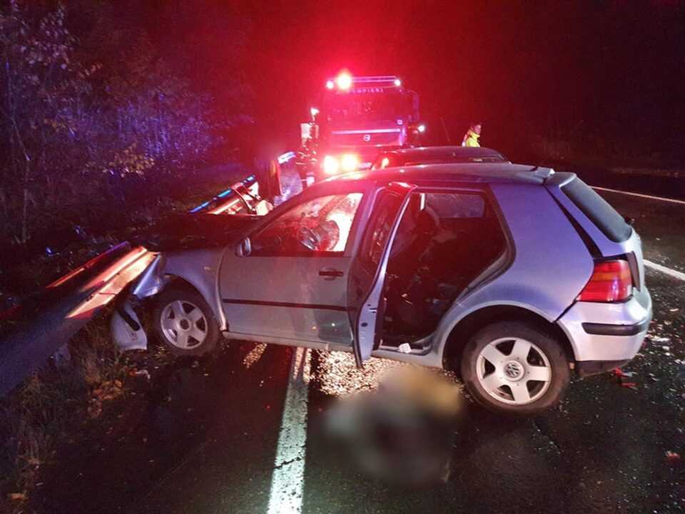 O șoferiță care a derapat pe șoseaua udă a provocat un accident cu trei răniți