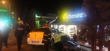 Accident în sensul giratoriu din centrul Sucevei. Un taxi a plonjat peste o mașină aflată la McDrive