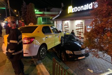 Accident în sensul giratoriu din centrul Sucevei. Un taxi a plonjat peste o mașină aflată la McDrive