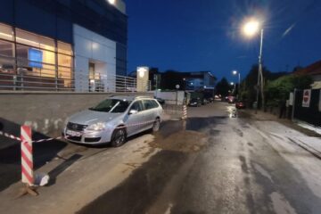Un adevărat râu curge în fața Băncii Transilvania