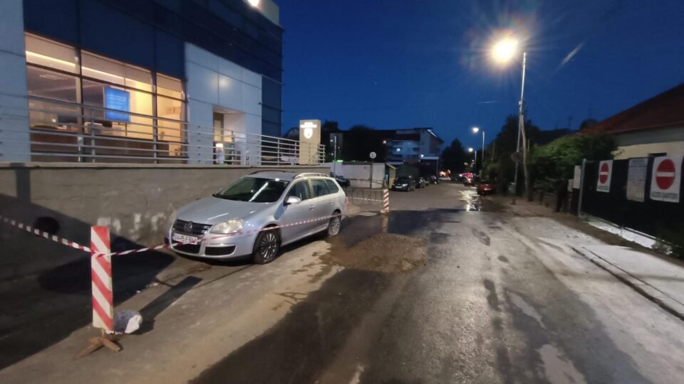 Un adevărat râu curge în fața Băncii Transilvania