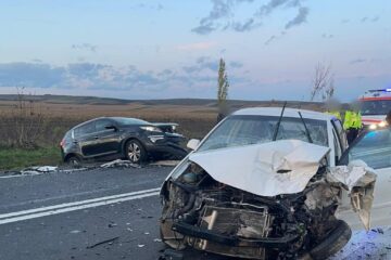 Cele două mașini implicate în accident