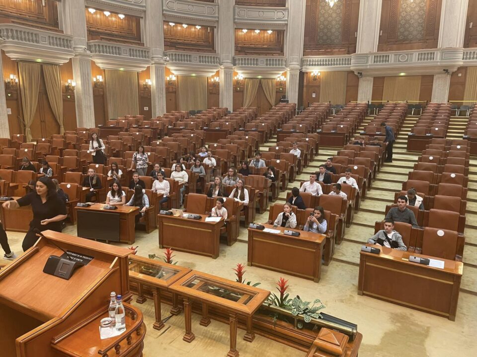 Parlamentarii PSD Șoldan, Bejinariu și Stan au finanțat o excursie la București pentru 50 de copii suceveni cu media 10