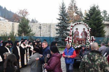 Racla cu moaștele Sfântului Ioan cel Nou de la Suceava, în pelerinaj la Mănăstirea Voroneț. Foto Constantin Ciofu