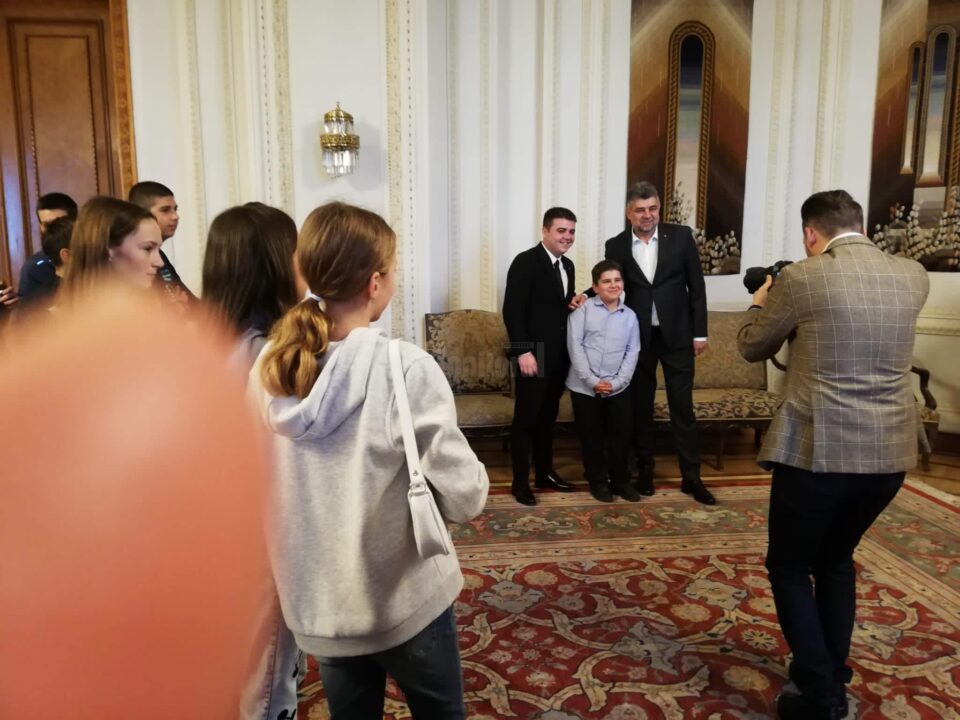 Parlamentarii PSD Șoldan, Bejinariu și Stan au finanțat o excursie la București pentru 50 de copii suceveni cu media 10