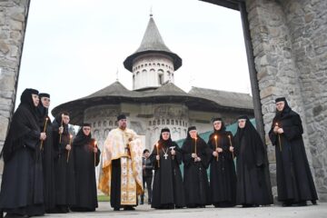 Racla cu moaștele Sfântului Ioan cel Nou de la Suceava, în pelerinaj la Mănăstirea Voroneț. Foto Constantin Ciofu