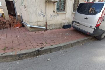 Bucăți de tencuială au căzut din clădirea fostei Romtelecom din centru