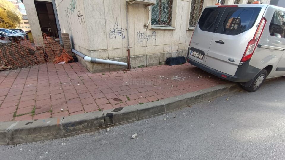 Bucăți de tencuială au căzut din clădirea fostei Romtelecom din centru