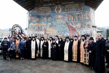 Racla cu moaștele Sfântului Ioan cel Nou de la Suceava, în pelerinaj la Mănăstirea Voroneț. Foto Constantin Ciofu