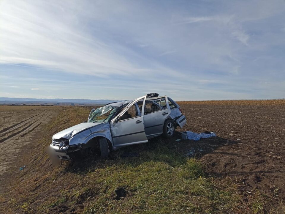 A depășit o coloană de mașini, s-a speriat și s-a răsturnat cu mașina pe ogor