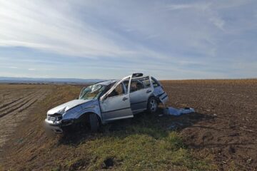 A depășit o coloană de mașini, s-a speriat și s-a răsturnat cu mașina pe ogor