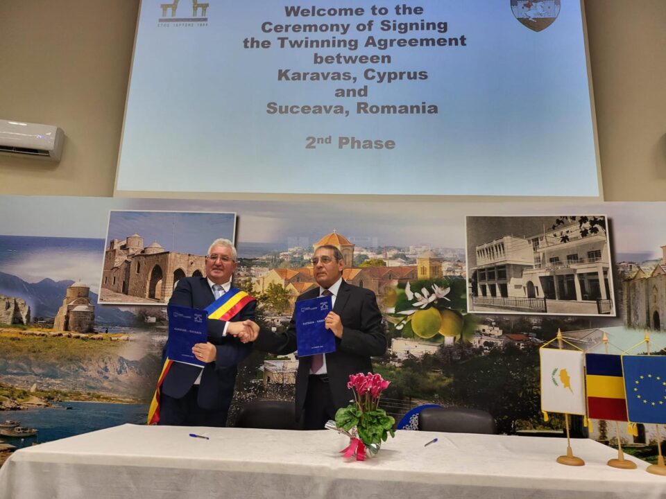 Semnarea acordului de înfrățire dintre Suceava și Karavas, prin reprezentanții localităților, primarul Ion Lungu și primarul Nicos Hadjistephanou