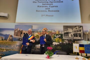 Semnarea acordului de înfrățire dintre Suceava și Karavas, prin reprezentanții localităților, primarul Ion Lungu și primarul Nicos Hadjistephanou