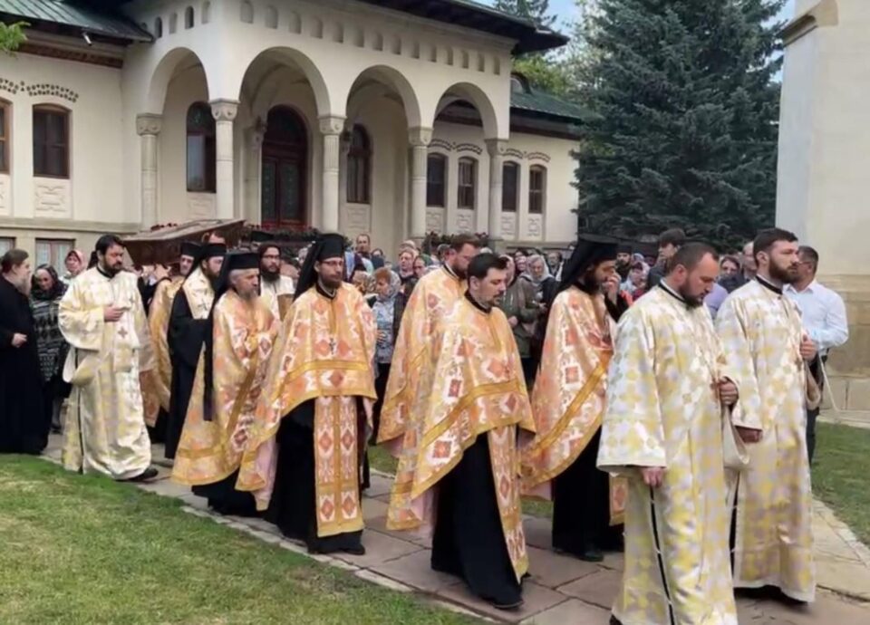 Moaștele Sfântului Ioan cel Nou de la Suceava, în procesiune prin mai multe localități din județ Moaștele Sfântului Ioan cel Nou de la Suceava, în procesiune prin mai multe localități din județ