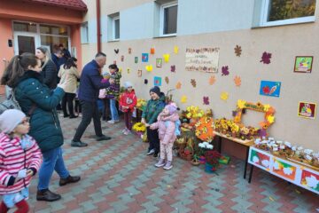„Povestea toamnei”, expoziție tematică inedită în curtea Grădiniței cu Program Prelungit „ABC” Suceava