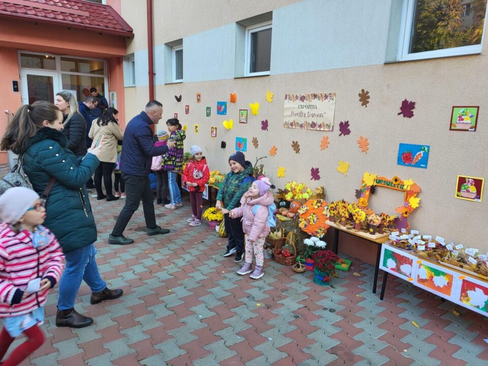 „Povestea toamnei”, expoziție tematică inedită în curtea Grădiniței cu Program Prelungit „ABC” Suceava „Povestea toamnei”, expoziție tematică inedită în curtea Grădiniței cu Program Prelungit „ABC” Suceava