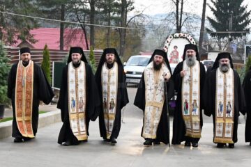 Racla cu moaștele Sfântului Ioan cel Nou de la Suceava, în pelerinaj la Mănăstirea Voroneț. Foto Constantin Ciofu