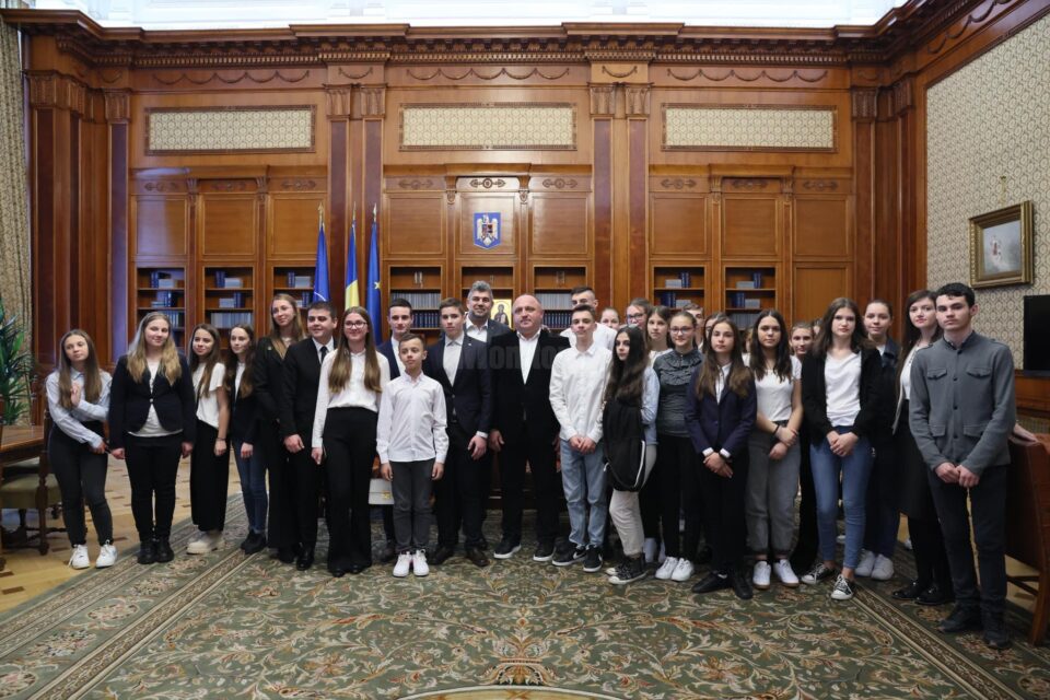 Parlamentarii PSD Șoldan, Bejinariu și Stan au finanțat o excursie la București pentru 50 de copii suceveni cu media 10 Sursa FB George Soldan