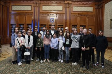 Parlamentarii PSD Șoldan, Bejinariu și Stan au finanțat o excursie la București pentru 50 de copii suceveni cu media 10 Sursa FB George Soldan