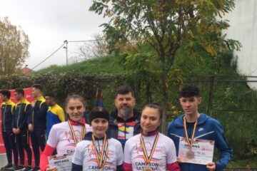 Antrenorul Radu Mihalescu alături de sportivii de la CSM Suceava medaliați la Naționale